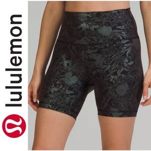 *Sold* Wunder Train High-Rise Shorts 6"